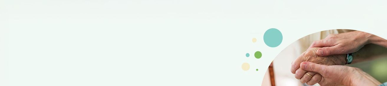 Nahaufnahme von zwei Händen, eine hält die andere sanft, beide Hände zeigen sichtbare Hautstruktur.